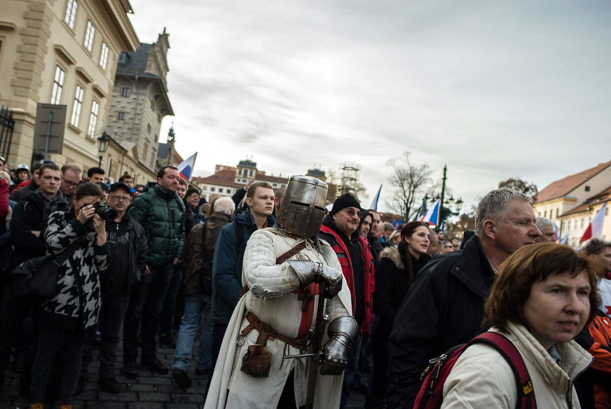 En demonstrant klædt ud som korsridder i rustning til anti-islam demonstrationen foran Prags borg i Prag d. 6. februar 2016. Demonstrationen finder sted i sympati med at tusinder af tyske anti-asyl demonstranter samme dag macherede gennem Dresden som følge til den islamofobiske Pegida bevægelse. 