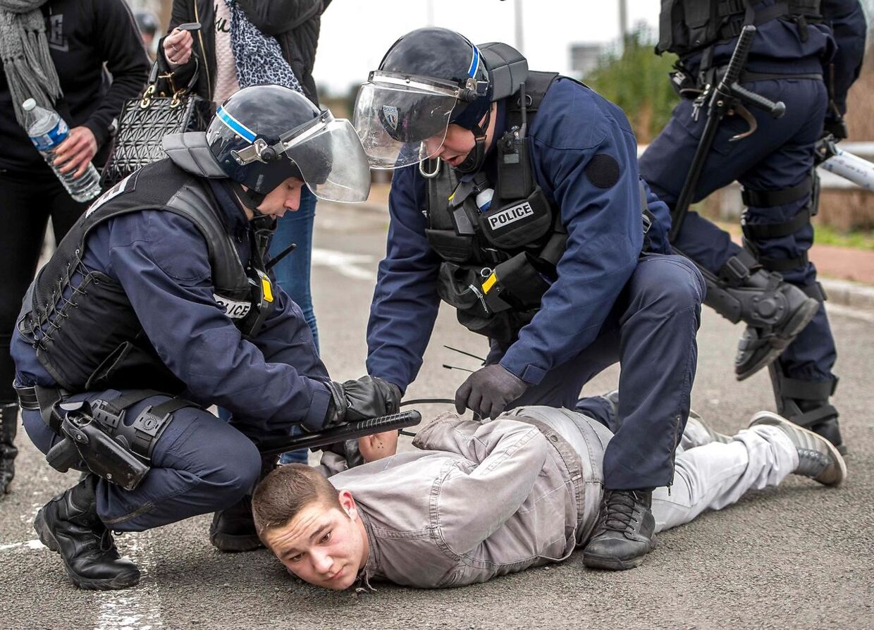 Fransk politi arresterer en tilhænger af Pegida-bevægelsen under en forbudt demonstration i Calais i det nordlige Frankring d. 6. februar 2016. Omkring 20 anti-indvandringsdemonstranter blev arresteret. 