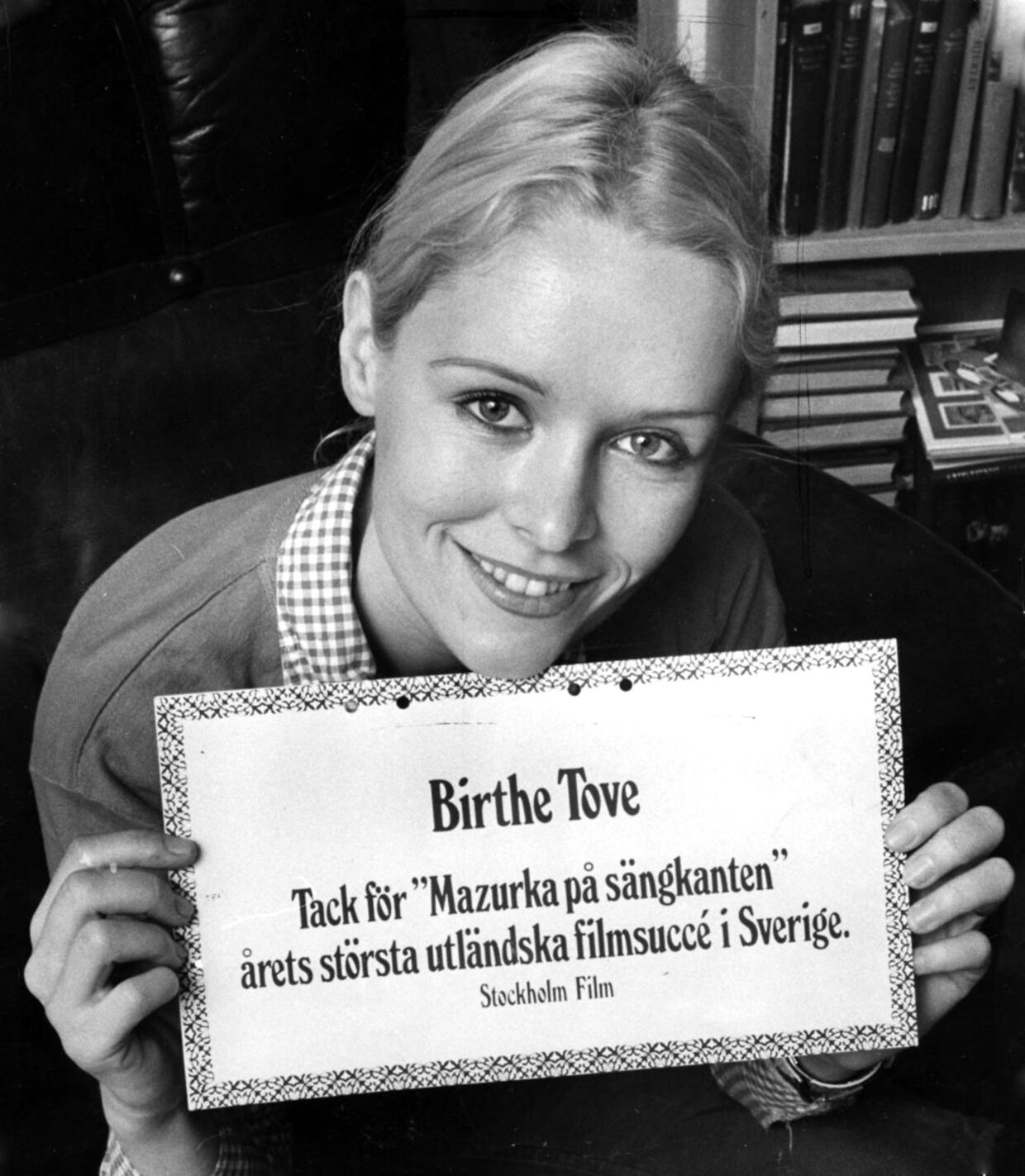 Birte Tove var et stort navn op gennem 70'erne, hvor hun medvirkede i flere sengekantsfilm sammen med blandt andre OleSøltoft. En af dem var 'Mazurka på sengekanten,' som blev en kæmpe succes.