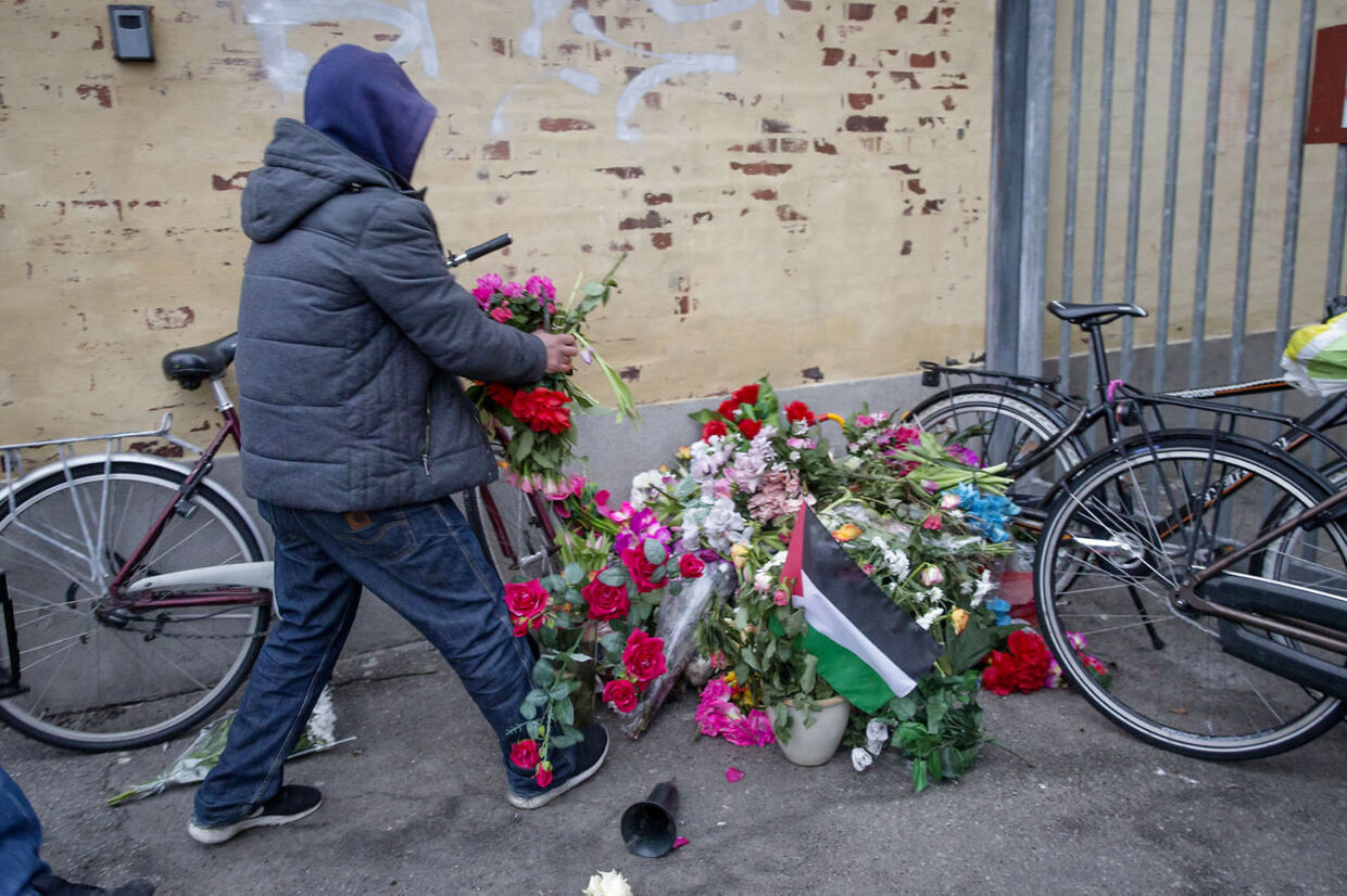 De blomster, der blev lagt til minde om Omar Abdel Hamid El-Hussein, bliver fjernet fra drabsstedet mandag d. 16 februar 2015.
