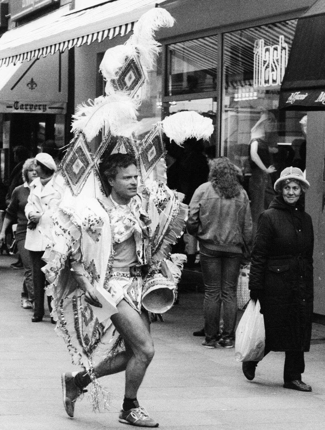 Mads Holgers far John Little blev kendt som ’Københavns Kong Karneval’, da han i 1982 stablede det første pinsekarneval på benene. Han var en ildsjæl, men meningerne var delte. Han blev kaldt en energisk og utrættelig idealist, men også manisk og selvovervurderende. Foto: Svend Aage Mortensen