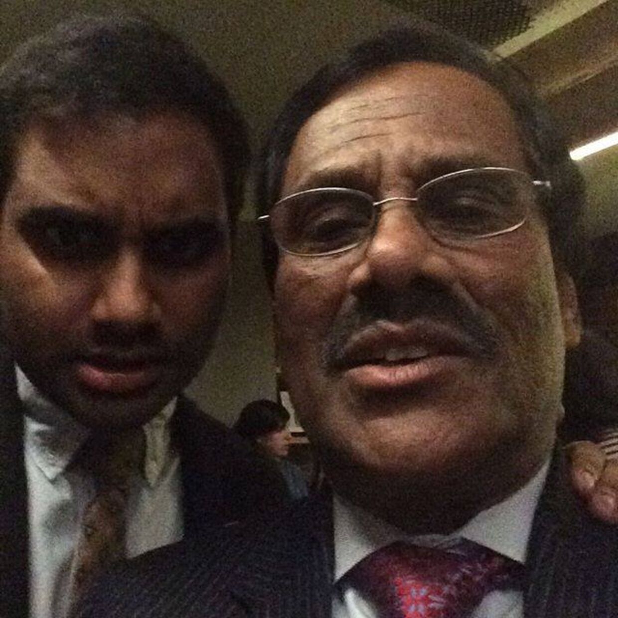 Selfie af Aziz Ansar og hans far. 