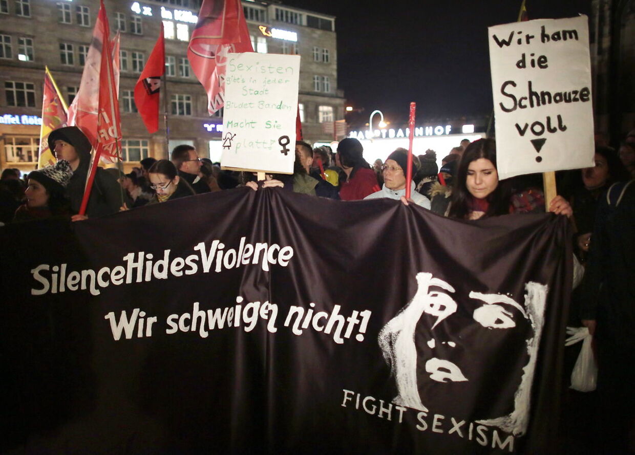 Kvinder demonstrerer mod sexisme i Köln, efter omkring 1.000 mænd begik overgreb mod kvinder uden for byens banegård nytårsaften.