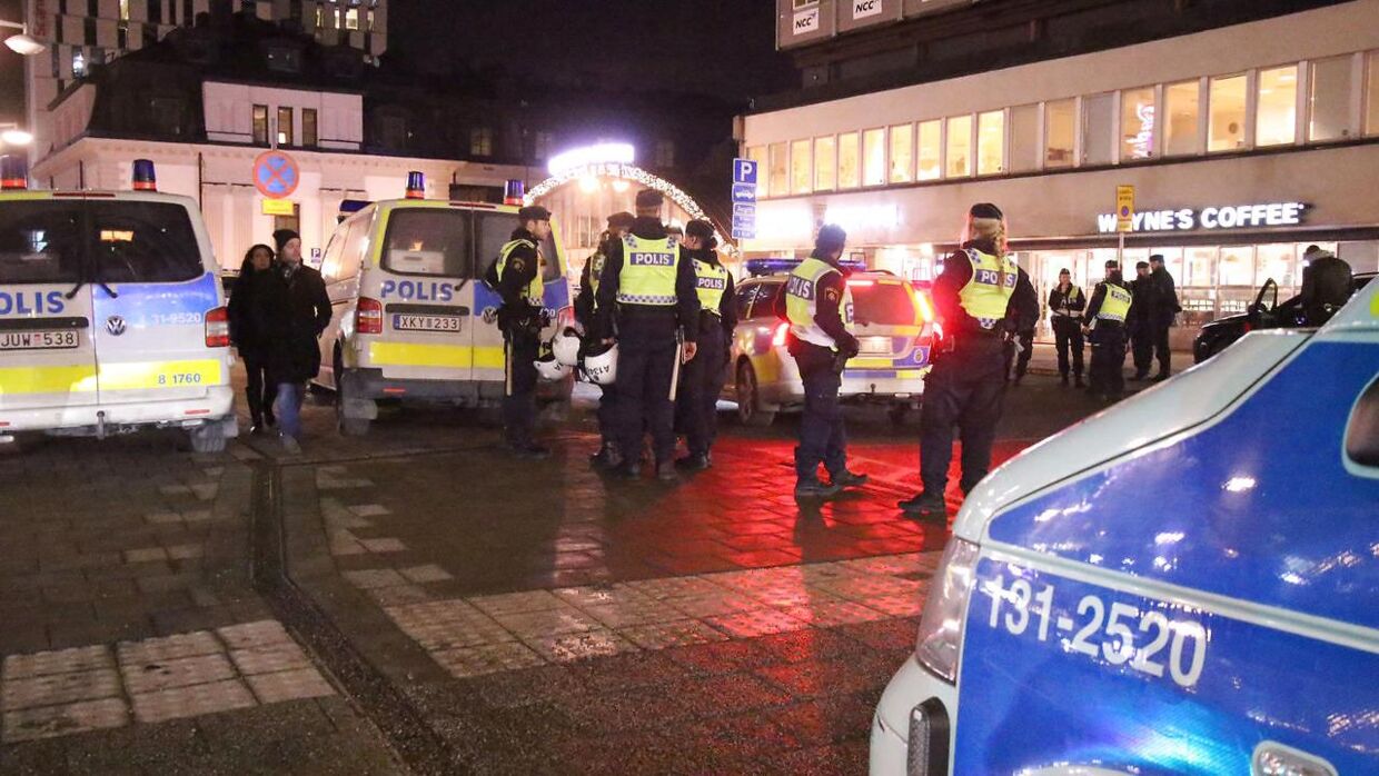 Politiet i Stockholm var stærkt til stede, da op mod 70 personer angiveligt gik til angreb på udlændinge. 