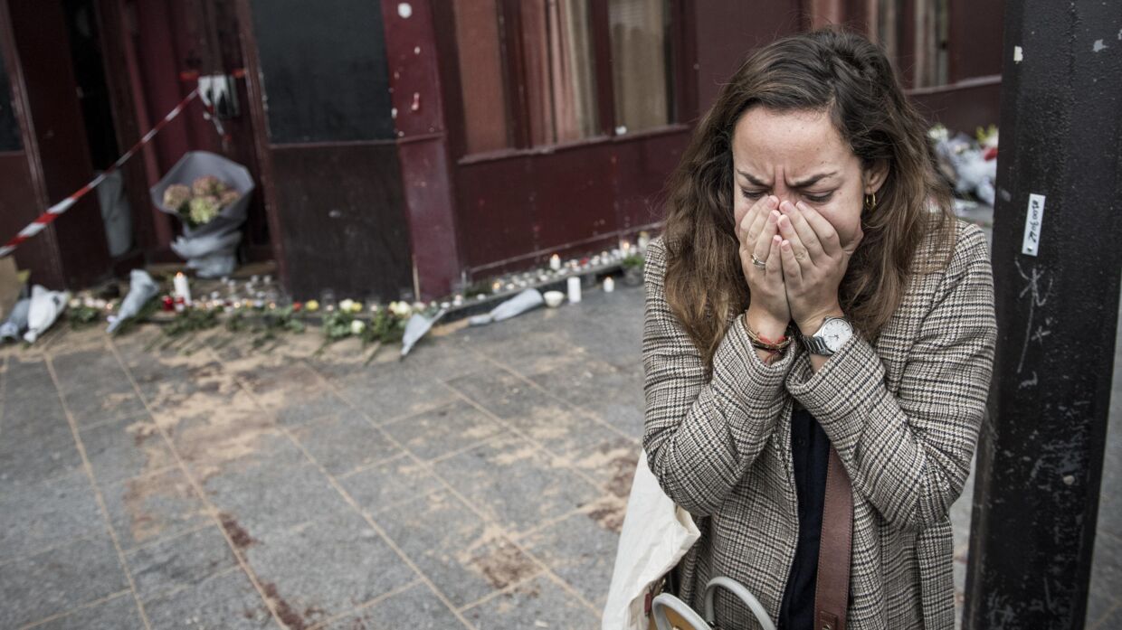 Op mod 300 personer er blevet indlagt efter fredagens terrorangreb i Paris, der indtil videre har krævet 128 ofre. 14 af dem blev skudt og dræbt foran to cafeer i centrum, hvor franskmændene dagen igennem i går sørgede og lagde blomster til minde om ofrene. Foto: Asger Ladefoged