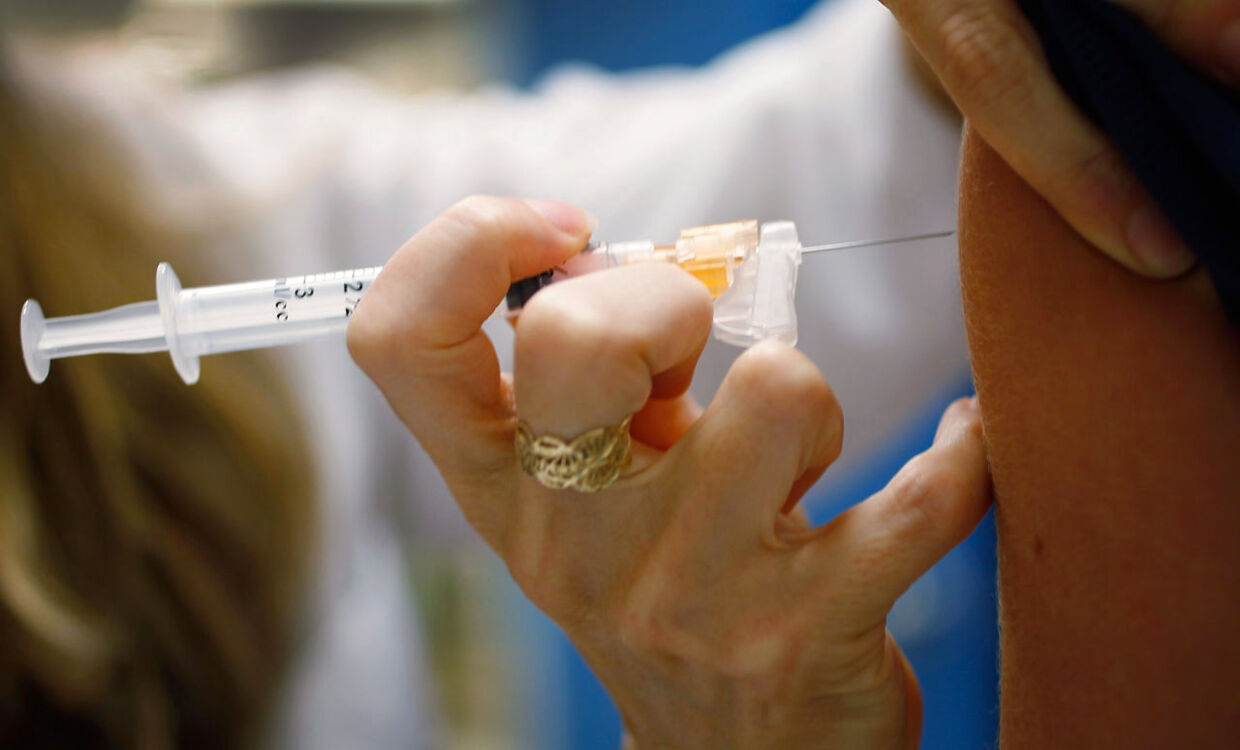 En overlæge frygter nu, at endnu flere piger vil få alvorlige bivirkninger af hpv-vaccinen.