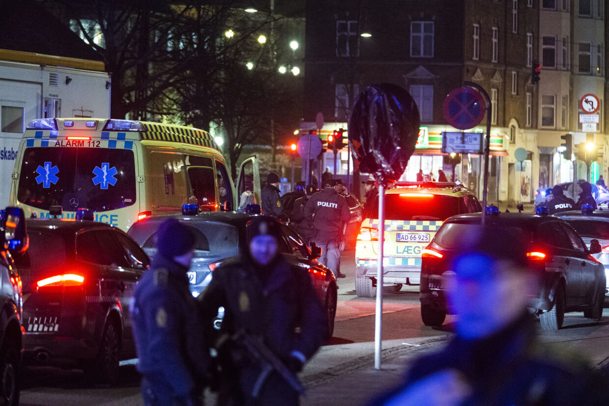 Skudepisoder i København. Politiet jager gerningsmanden eller over hele København. Nørrebro Station efter 3. skudepisode