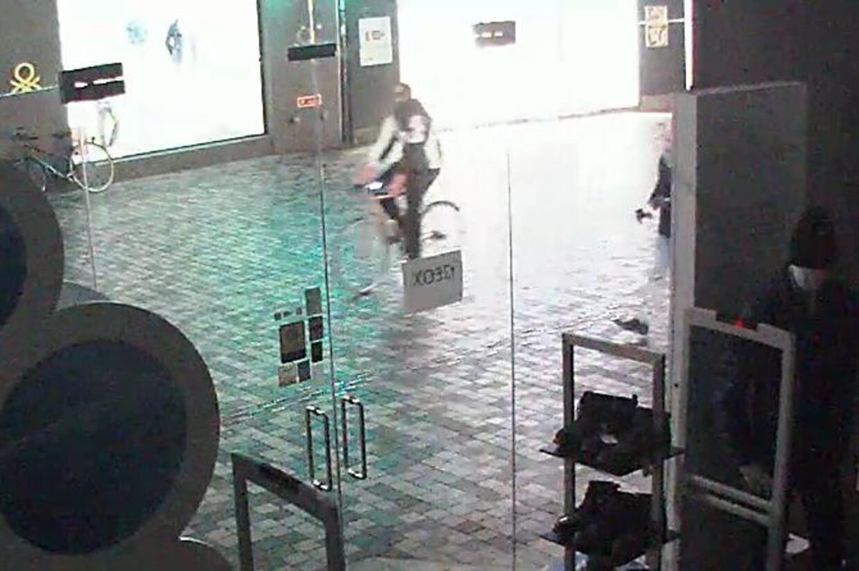 Politiet har frigivet en række billeder, der viser gerningsmanden på cykel i Købmagergade.