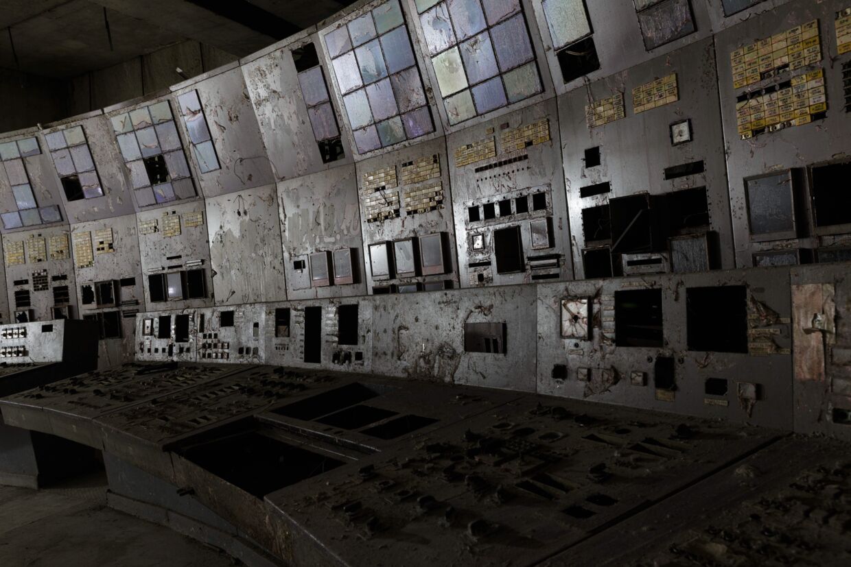 Et kontrolrum på atomkraftværket, der er dækket med 30 års støv og snavs.