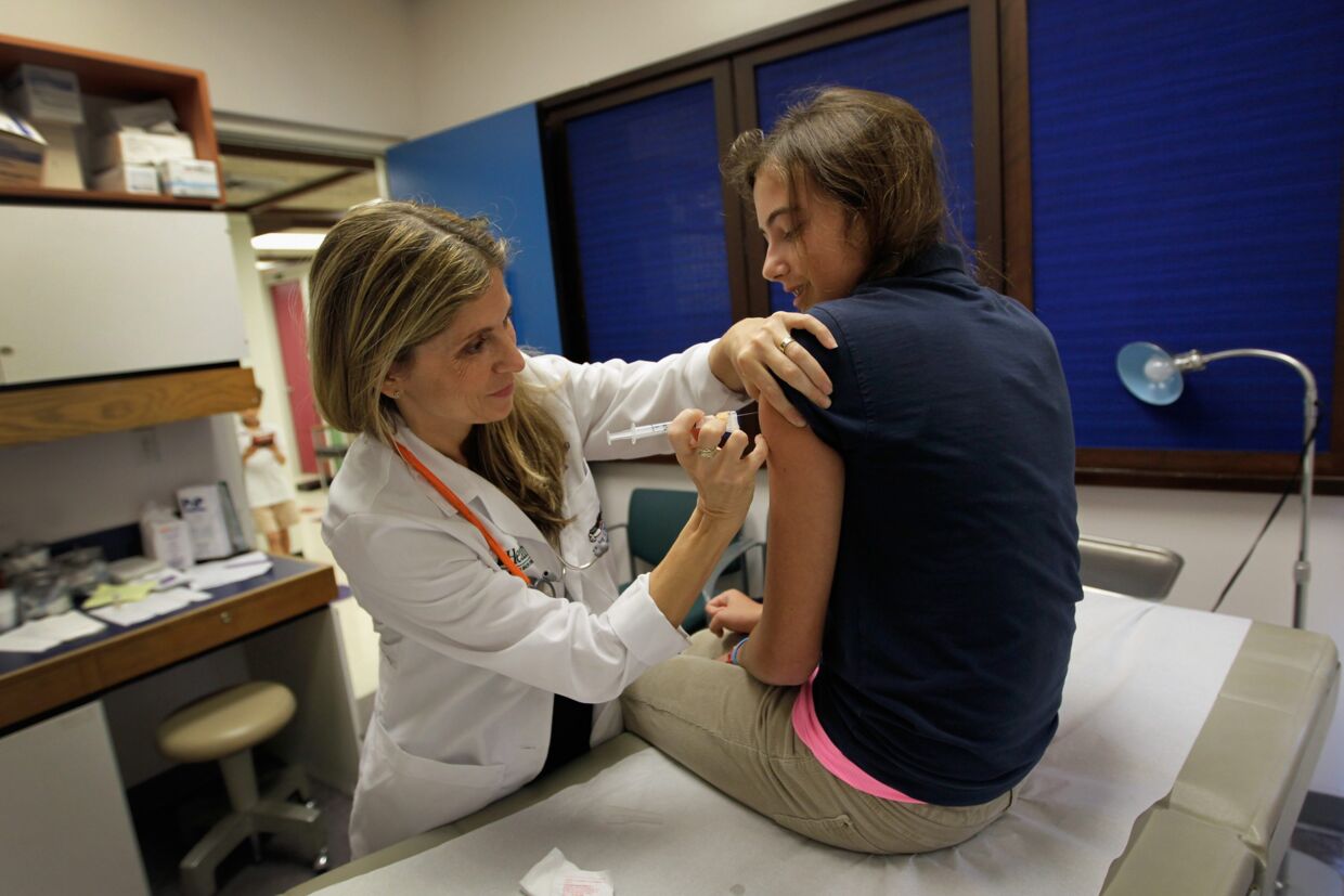 Mange steder i verden vaccinerer man mod HPV-virus, men nu begynder bivirkningerne at dukke op.