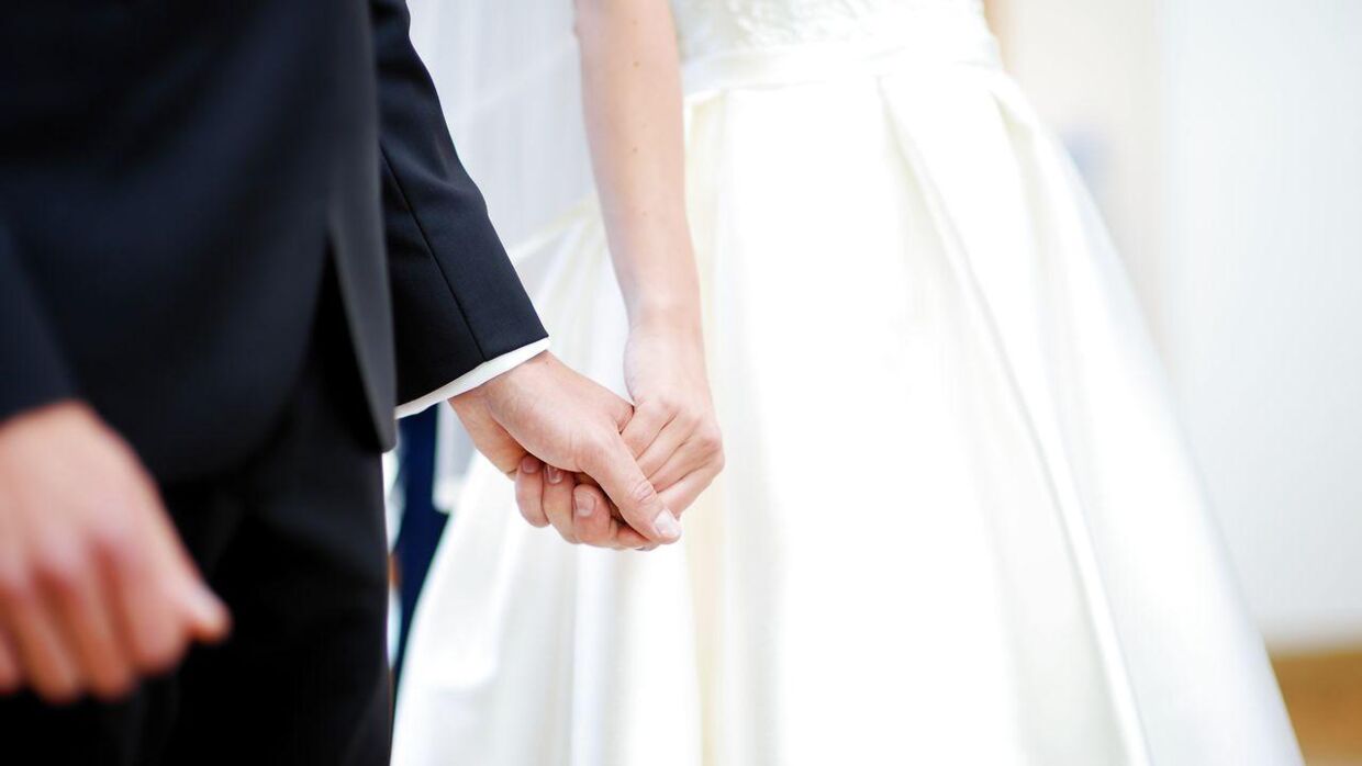 Мужчина скрывает что женат. Жених и невеста держатся за руки. Жених и невеста стоят за руку. Жених и невеста держаться за руки у алтаря. Жених держит невесту за руку.