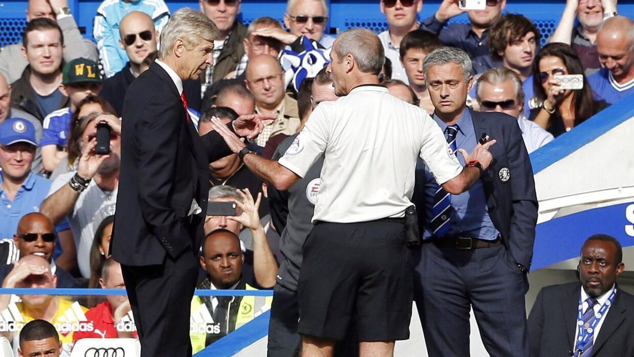 Dommer Martin Atkinson (i midten) har flere gange haft sit hyr med Chelseas manager, Jose Mourinho. Nu er englænderen blevet valgt til at passe fløjten i kampen mellem Danmark og Sverige.