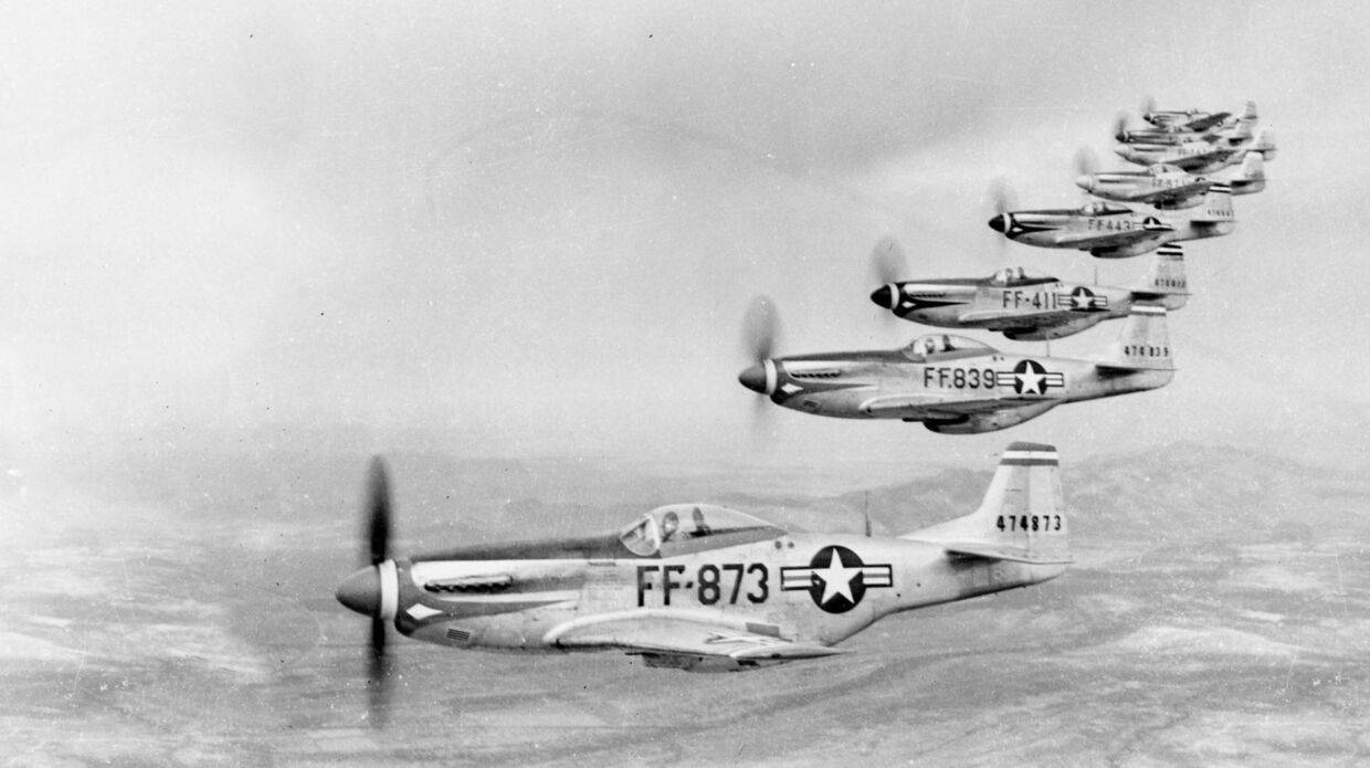 De amerikanske North American P-51 Mustangs (ovenfor) var i 1945 den tyske Messershmitt BF-109 over­legen i alle luftkampens facetter. Hvorfor de tre tyske fly overhovedet gik i luften over Skrydstrup den martsdag i 1945, til, hvad der lignede, en selvmordsmission, bliver hurtigt endnu en drivende kraft i vores jagt på det forsvundnde fly.