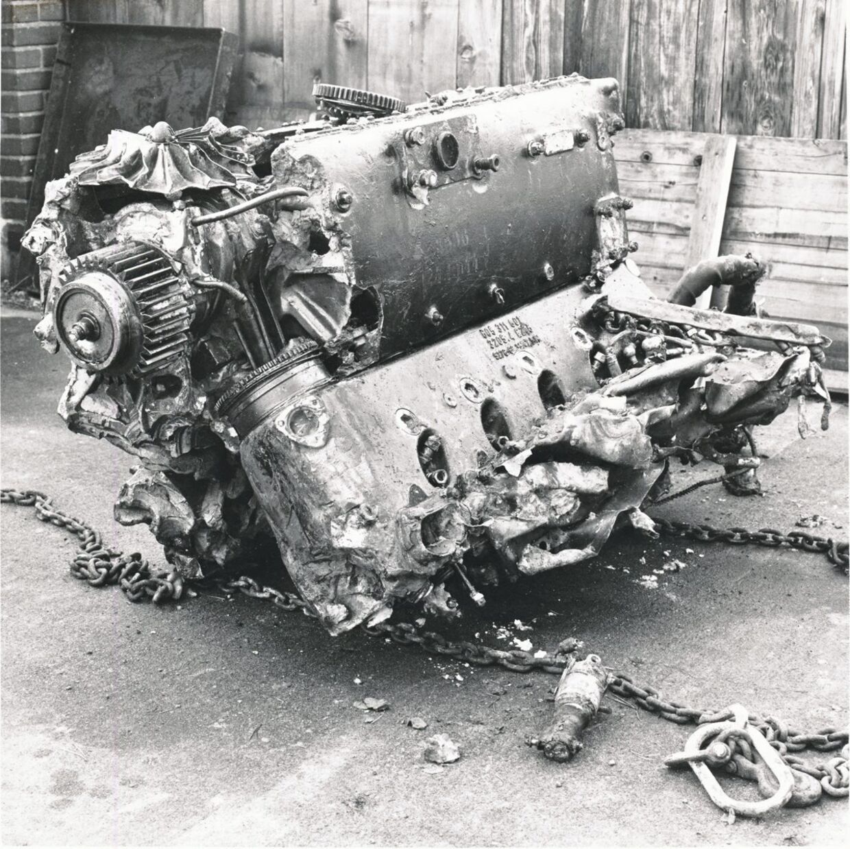 Ved udgravningerne til forlængelsen af den østjyske motorvej i 1983 stødte myndighederne på vraget af Minks fly, der var overraskende intakt. Her er det den store V12 Mercedesmotor.