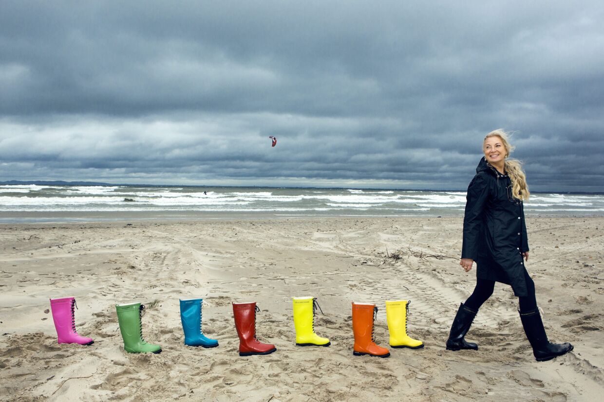 Ilse Jacobsen bruger ofte naturen og omgivelserne i Hornbæk som inspiration. Her er hun på Hornbæk strand med flere af de gummistøvler, som sælges verden over. Foto: Nikolai Linares