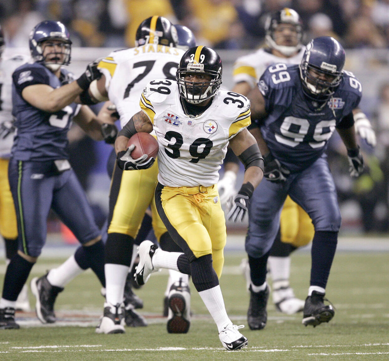 Pittsburgh Steelers-running back 'Fast' Willie Parker (i hvidt) satte med sit 75-yard touchdown-løb Super Bowl-rekord - et af højdepunkterne i en ellers forglemmelig kamp. Foto: AFP