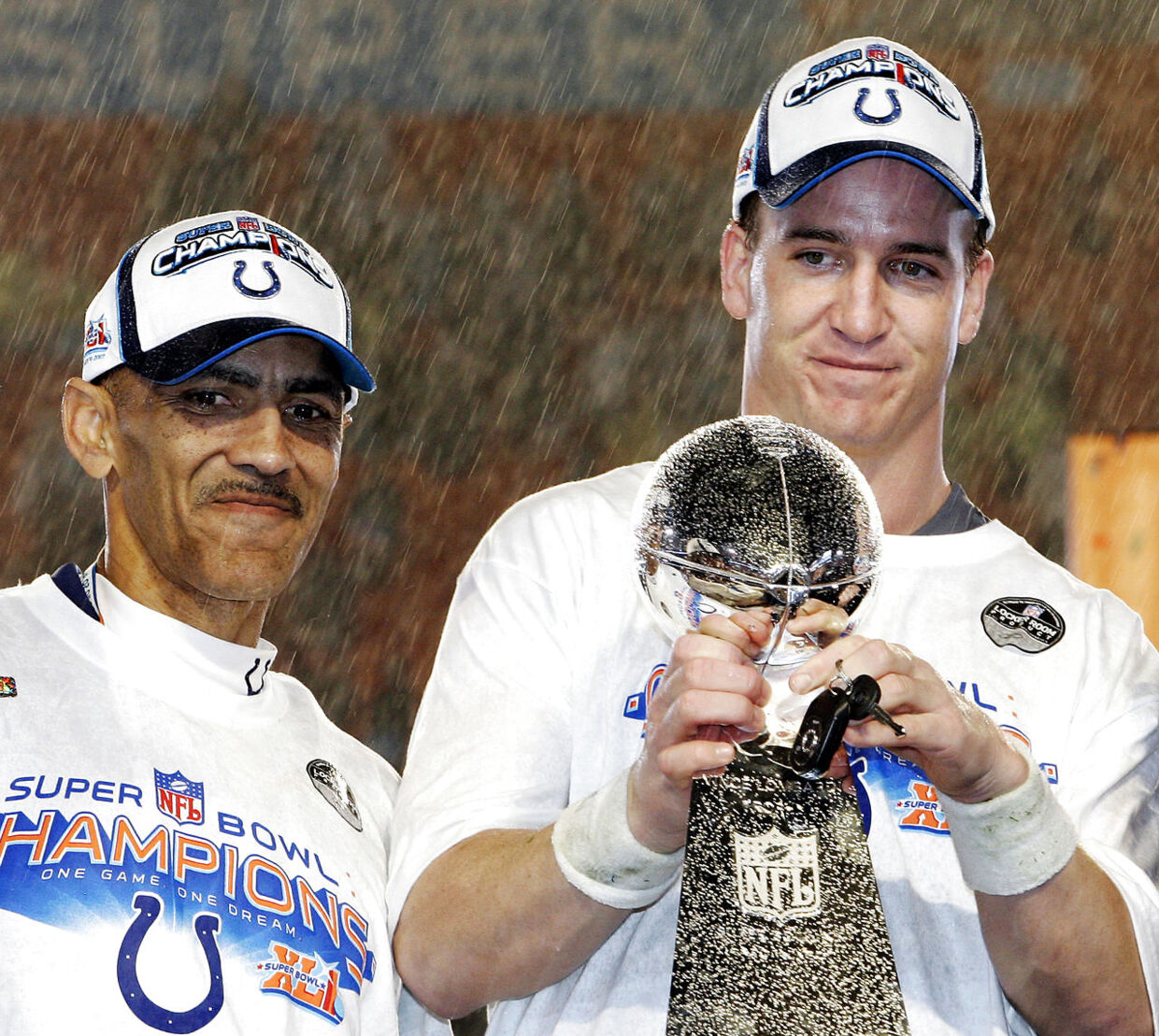 Tony Dungy (tv.) blev den første sorte træner til at vinde Super Bowl, da Indianapolis Colts i 2007 slog Chicago Bears. Denne triumf er i øvrigt den hidtil eneste, som quarterbacklegenden Peyton Manning (th.) har vundet trods tre ture til NFLs afdansningsbal. Foto: AFP