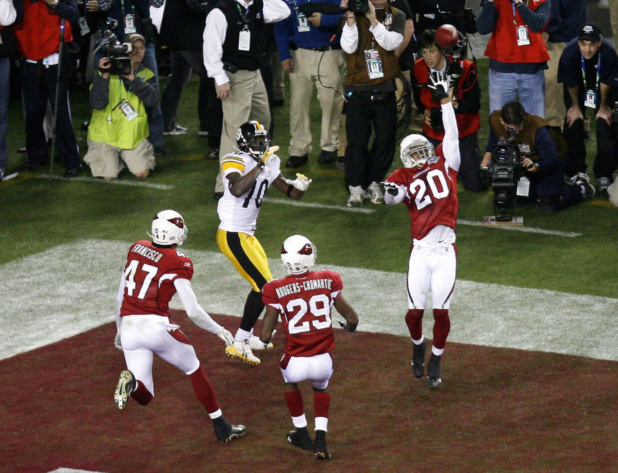 Pittsburgh Steelers-wide receiver Santonio Holmes griber det afgørende touchdown omgivet af tre Arizona Cardinals-forsvarere med sølle 35 sekunder tilbage af kampen. Foto: AFP