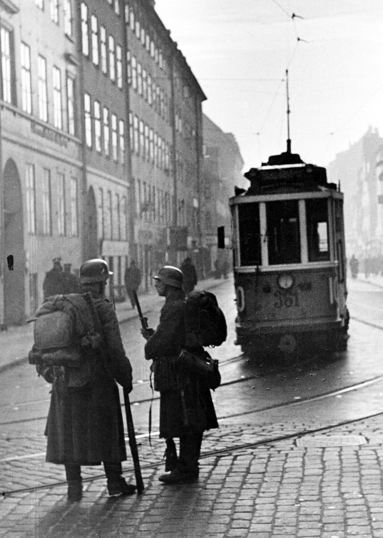 Der er uroligheder i København den 29 augst 1943. Her tyske soldater der holder vagt