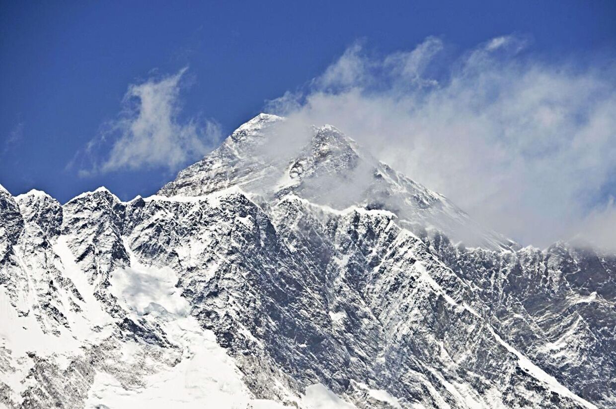 Mount Everest troner sig stadig op som jordens højeste punkt. Men det mytiske bjerg kan faktisk være blevet lavere.