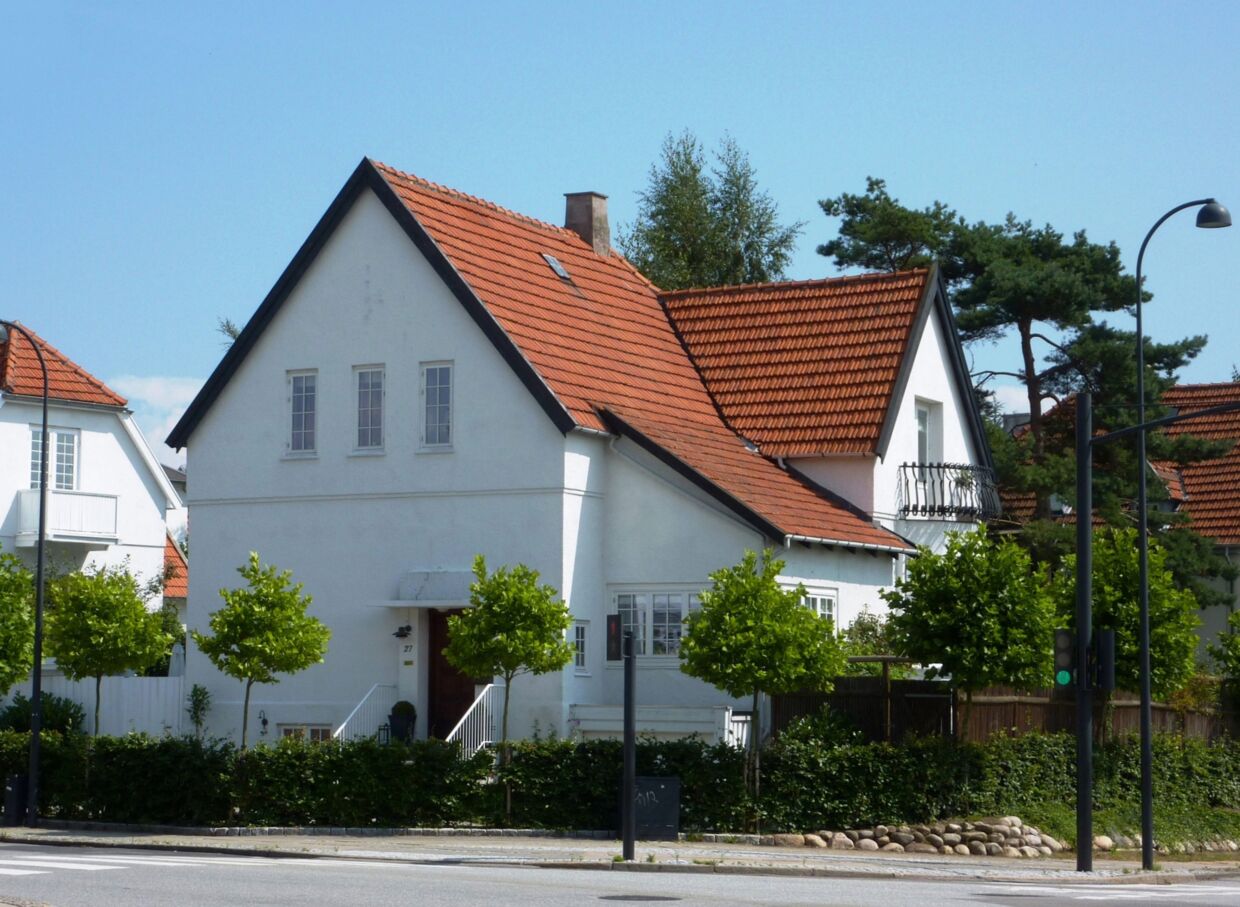 I foråret 1944 flytter ’Citronen’ til Sonja og Hertz Ginsburgs villa i Charlottenlund. Ægteparret Ginsburg er i Sverige, og ’Citronen’ indretter villaen som en mindre fæstning, hvor han har anbragt skarpladte våben ved vinduerne. Kun få kender hans opholdssted.