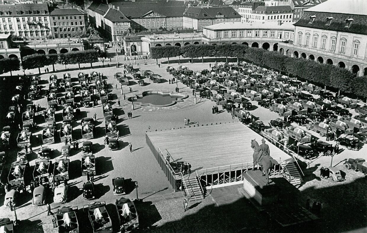 En kortege med 93 kister og 13 urner samt pårørende kører den 29. august 1945 fra Ridebanen på Christiansborg Slot til Ryvangen. De 106 er blevet dræbt af Værnemagten og fundet nedgravet sammen med 96 andre på Ingeniørregimentets øvelsesplads.