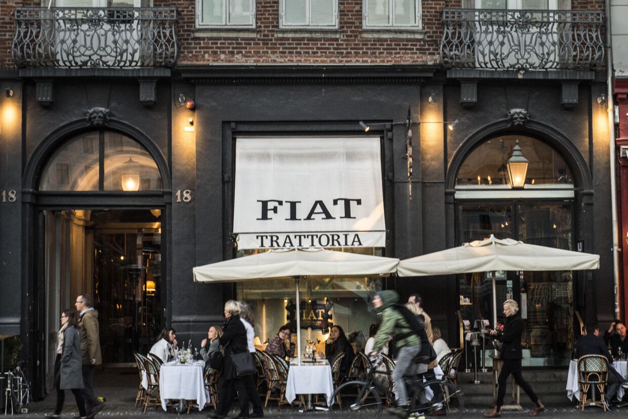 Flemming Rose og Lars Hedegaard ville skabe utryghed på den velrenommerede Restaurant Fiat, mente ejeren, da de to islamkritikere skulle spise middag med fire PET-livvagter og 38 sympatisører. 