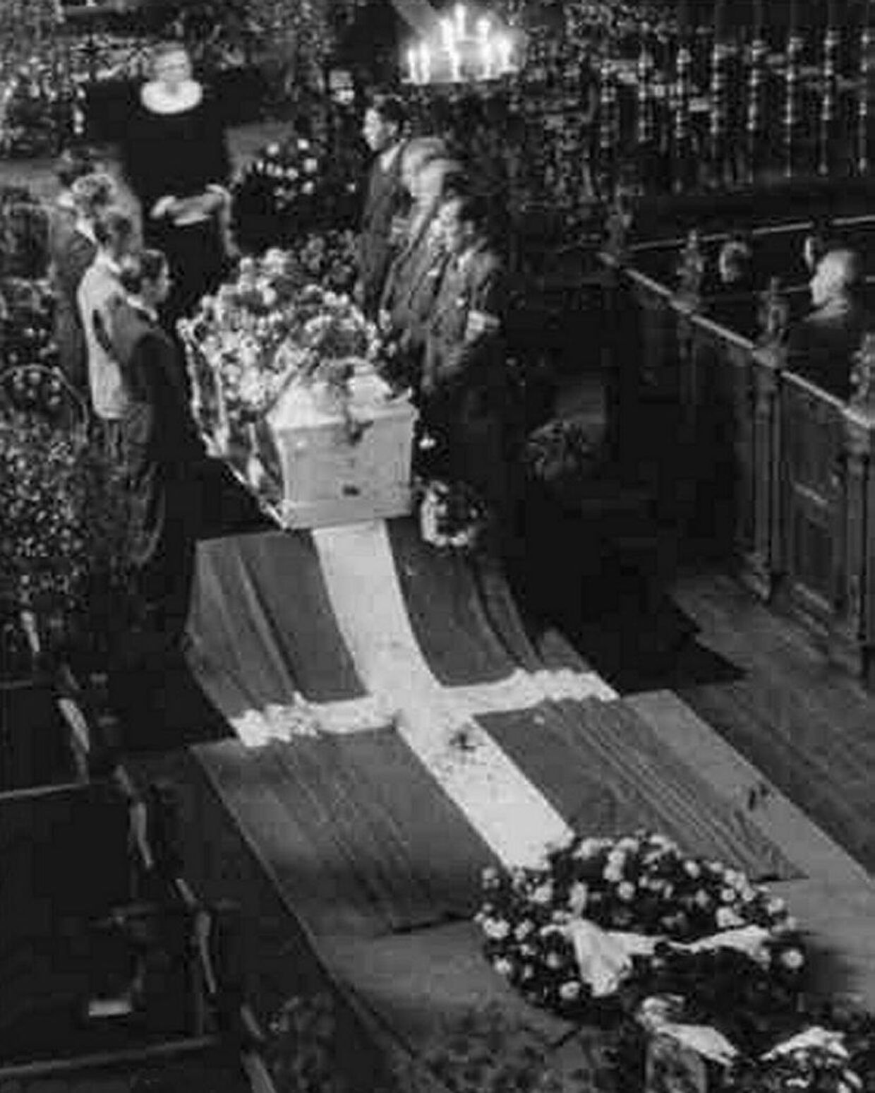 Tirsdag den 10. juli 1945 blev Flammen bisat fra Holmens Kirke.