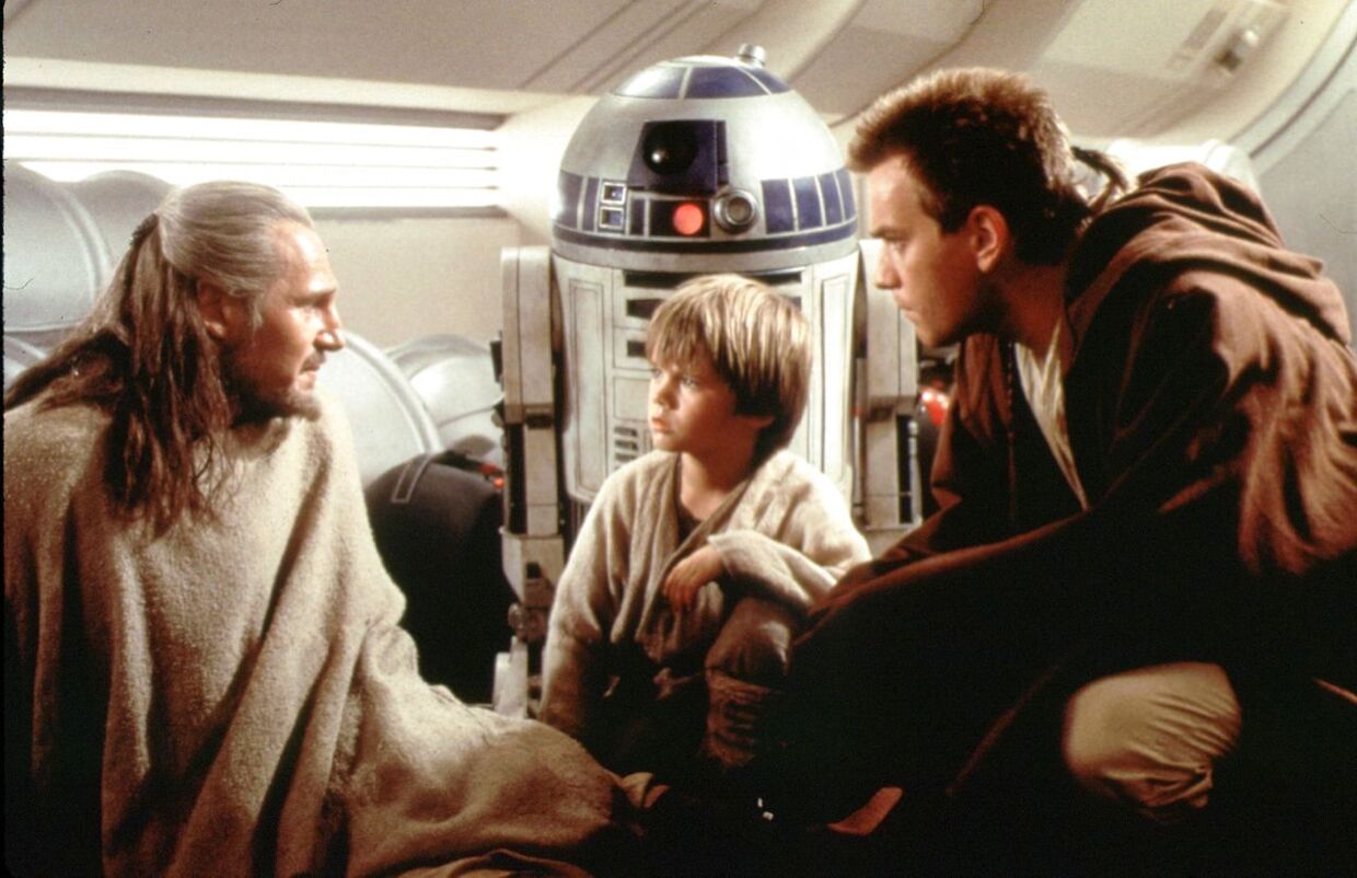 Jedi Master Qui-Gon Jinn (tv), Anakin Skywalker (i midten) og Jedi Obi-Wan Kenobi spillet af Liam Neeson, Jake Lloyd og Ewan McGregor i 'Star Wars Episode 1: The Phantom Menace', som fik premiere i 1999.