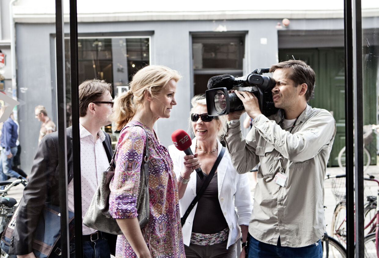 Socialdemokraternes formand Helle Thorning-Schmidt ankommer sammen med sin personlige rådgiver Noa Redington til Berlingske Media i Pilestræde i København fredag d.2.juli 2010 for at tale med BTs læsere.