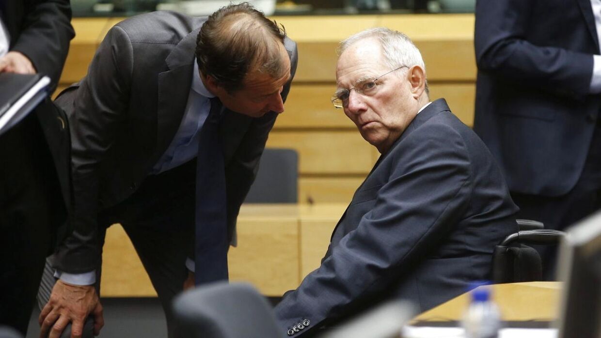 Tysklands finansminister Wolfgang Schäuble (til højre) har angiveligt en plan klar, hvor Grækenland træder midlertidigt ud af euroen.