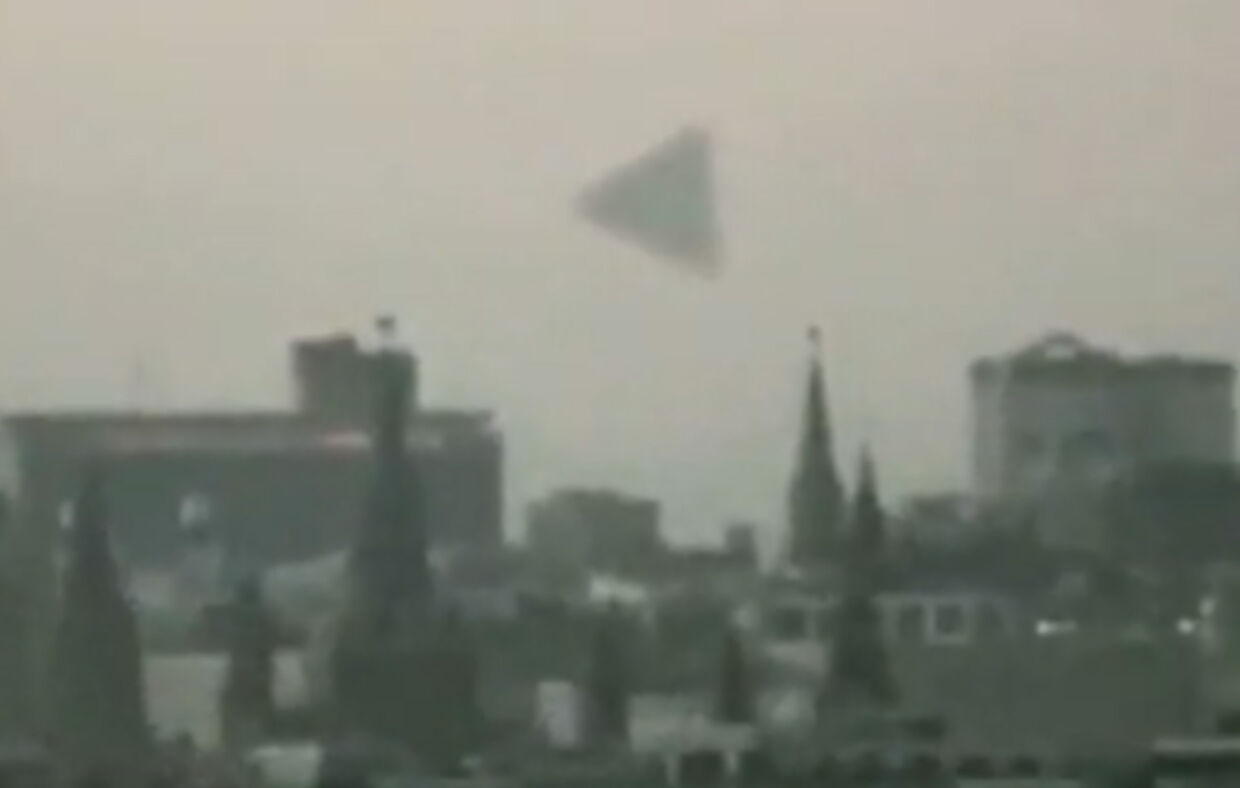 En gigantisk svævende pyramide-formet tingest har fløjet hen over Den Røde Plads i Moskva i løbet af december.