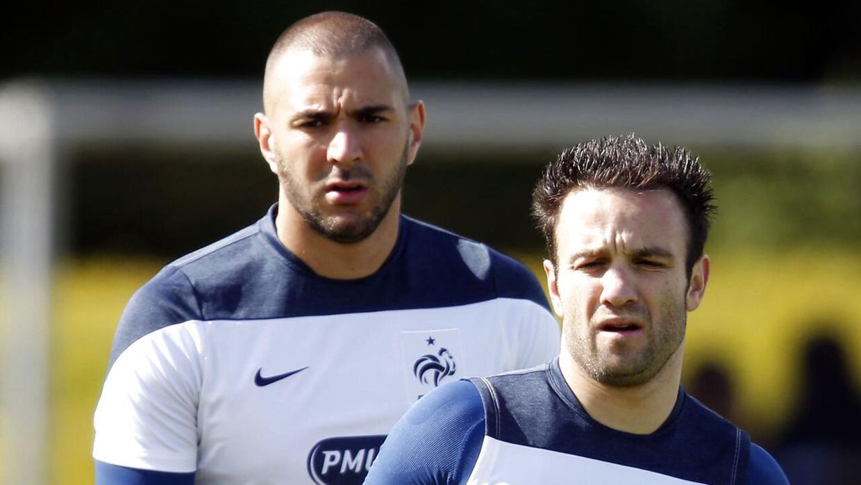 Mathieu Valbuena (th) and Karim Benzema har tidligere været holdkammerater på det franske landshold. Nu er Real Madrid-angriberen mistænkt for at have afpresset Valbuena.