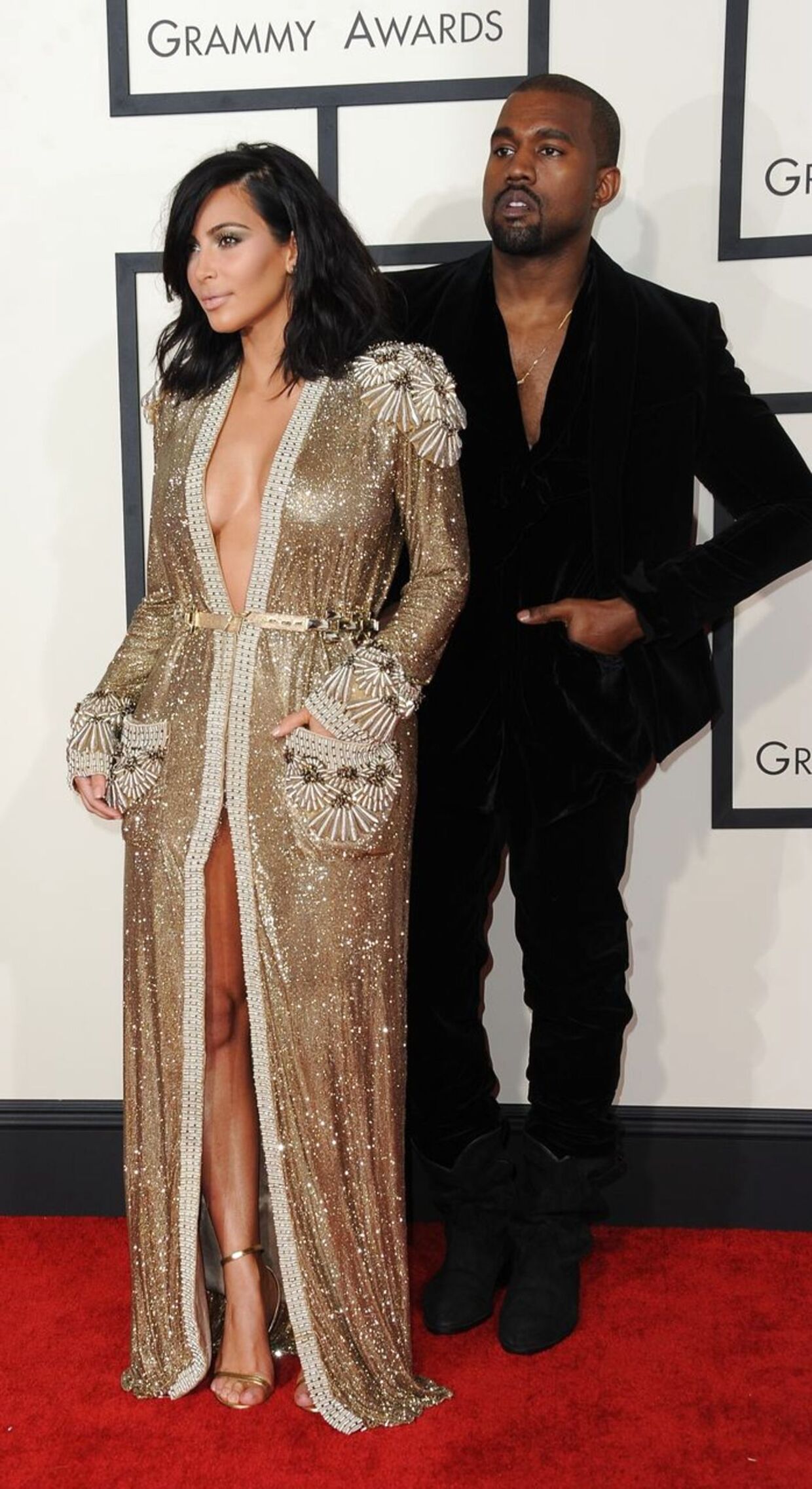 Smil til fotografen er ikke Kanye og Kims stil, men pyt. Blitzlyset elsker dem alligevel. Her på den røde løber til Grammy-uddelingen i februar i Los Angeles.