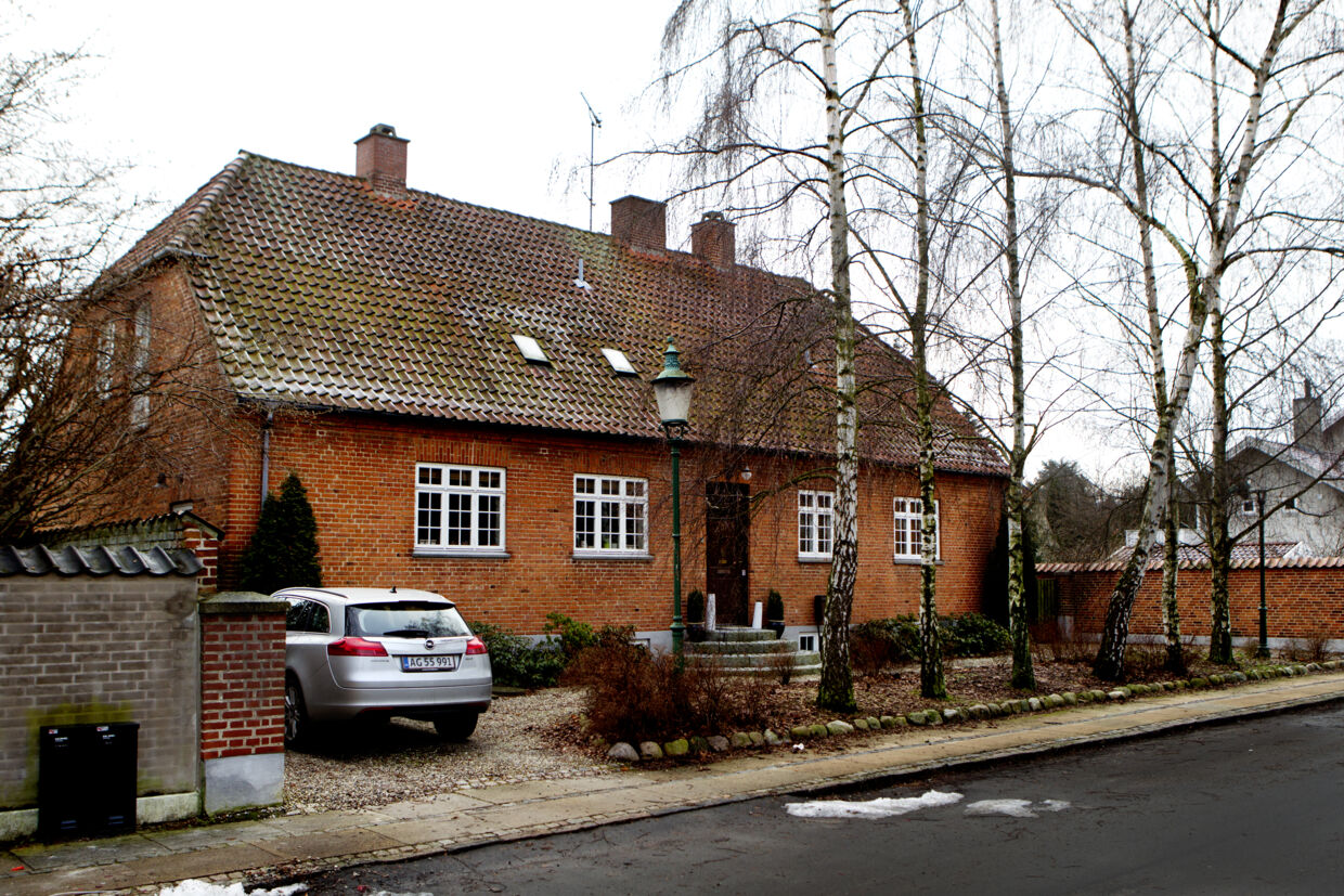 Hyrdevej 3 i Gentofte, det er her at Erik Skov Pedersen bor sammen med Henriette Kjær. Nu sætter de luksusvillaen, som ejendomsmægler Jan Fog vurderer til 10 mio. kroner, til salg.