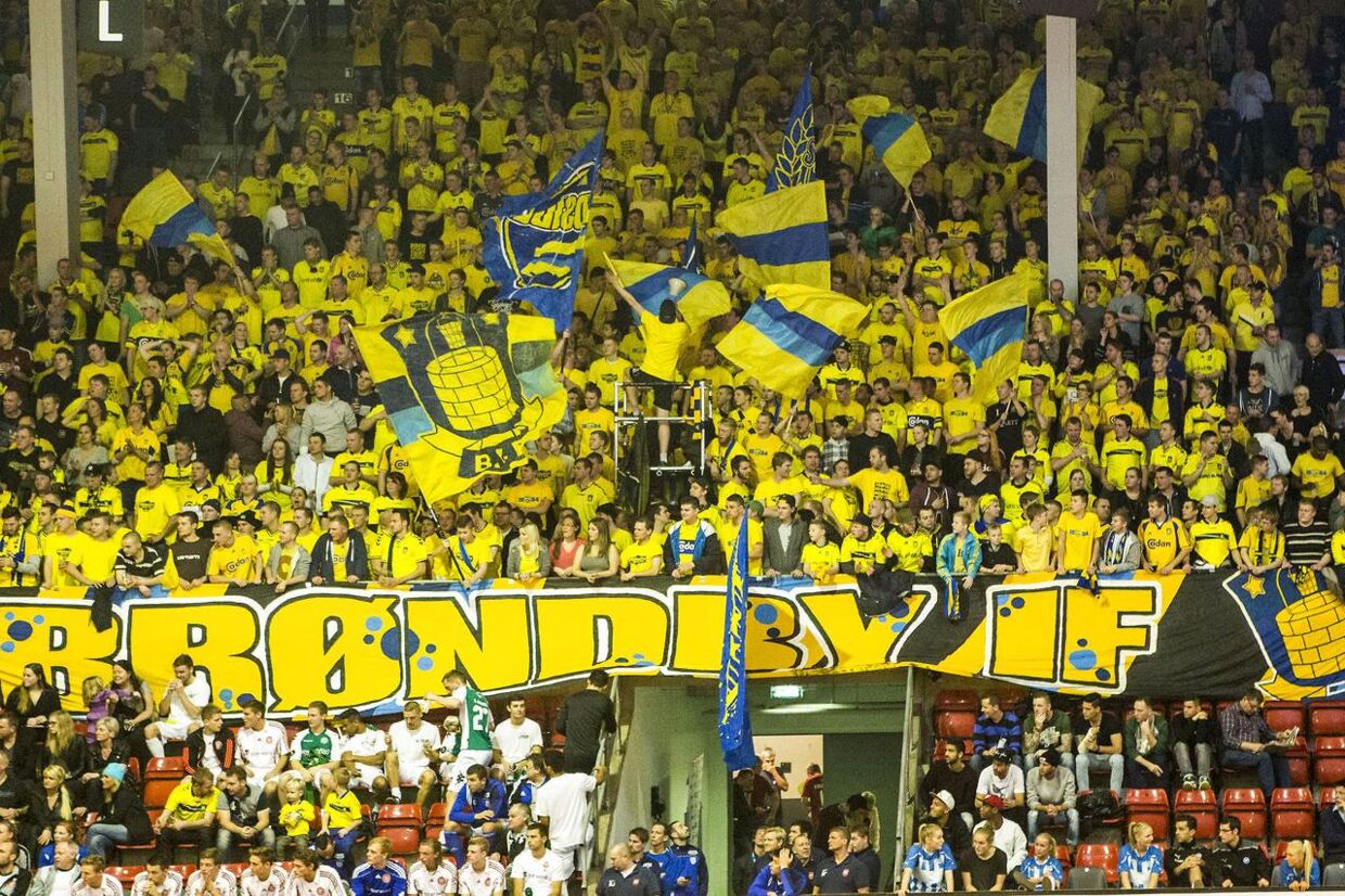 Brøndbys fans havde ikke lige så meget at juble over, som sidste år, da indendørsturneringen Arbejdernes Landsbank Cup endte med en Vejle-triumf