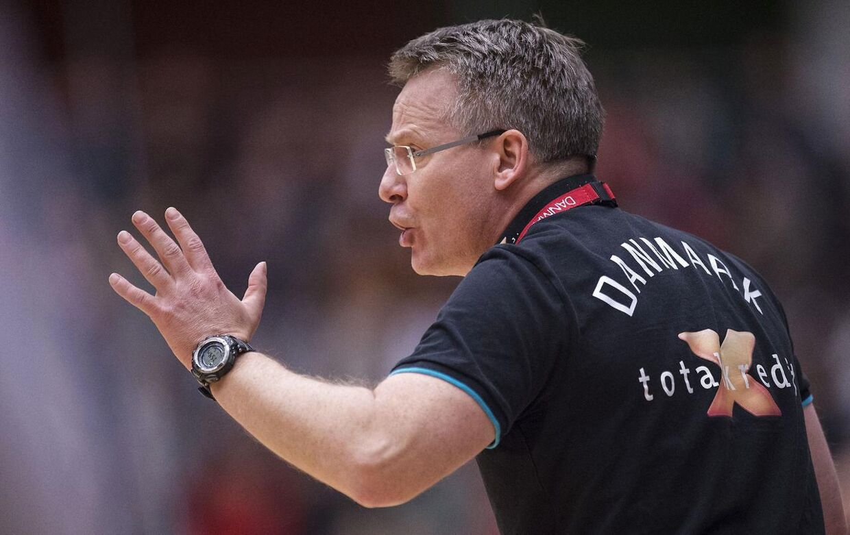 Den danske landstræner Gudmundur Gudmundsson skal sortere to spillere fra inden afrejsen til Qatar.