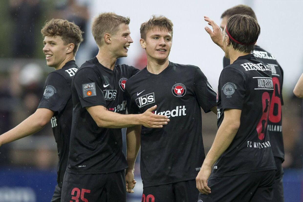 Mikkel Duelund tiljubles af holdkammeraterne efter at have bragt FC Midtjylland på 1-0 mod Sønderjyske. Midtjyderne vandt kampen 2-1.