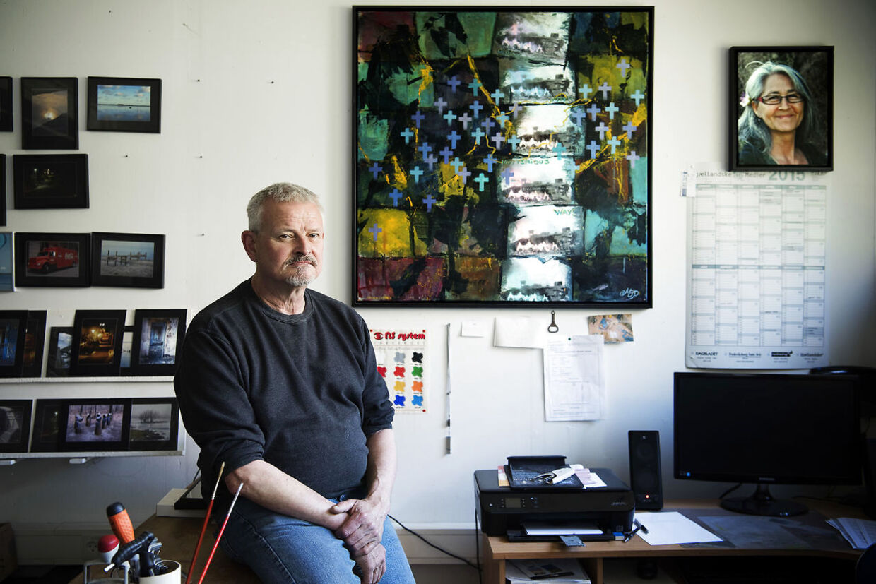 Morten og hans familie skal hver dag leve med traumerne fra krigen. I baggrunden hænger et maleri, som Morten har malet, der illustrerer ulykken.