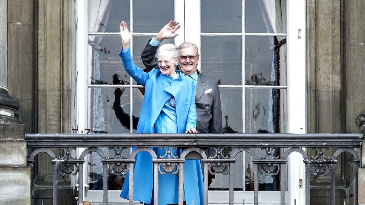 Da dronning Margrethe og den kongelige familie viste sig på balkonerne på Christian IX's Palæ på Amalienborg til dronningens 76 års fødselsdag sidste år, holdt prins Henrik sig bemærkelsesværdigt meget i baggrunden. Få dage forinden havde han oplyst, at han ikke ville tiltales 'prinsgemal' længere.