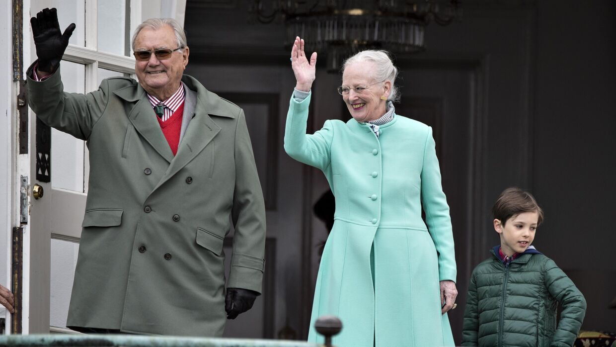 Sidste år til dronning Margrethes fødselsdag holdt Prins Henrik sig i baggrunden, da kongefamilien hilste på danskerne fra balkonen på Amalienborg. I år stod han side om side med sin hustru på verandaen ved Marselisborg Slot.
