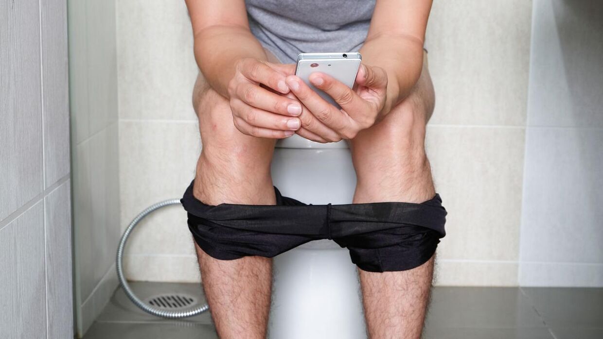 44 procent af danskerne tager telefonen med på toilettet dagligt og udsætter sig selv og andre for sygdomsfare