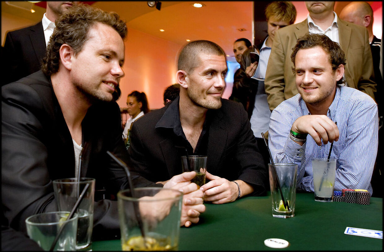 Musiker Rasmus Nøhr (tv.) og pokerspiller Gustav 'Gus' Hansen (i midten) er blevet uvenner over et pengespørgsmål. Her ses de sammen til en pokerturnering. &nbsp;