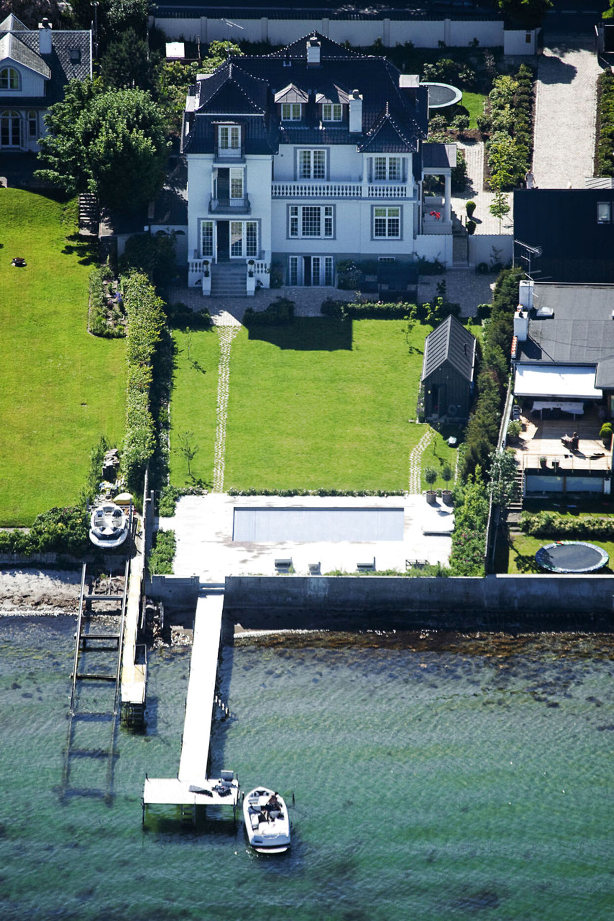 I 2016 købtye Johan Schrøder Peter Warnøes villa for hele 65 mio. kr. 