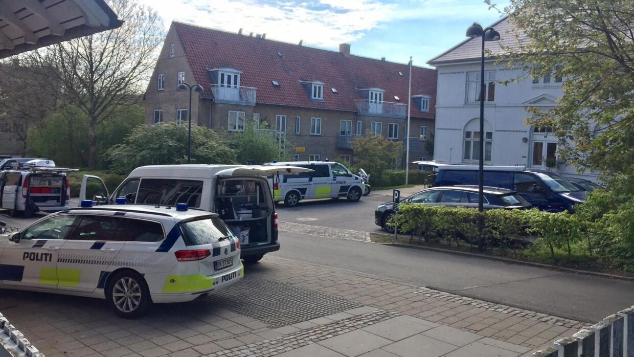 Nordsjællands Politi har anholdt en kvinde på en adresse i det centrale Lyngby tidligt søndag morgen efter en 'intern familiemæssig' konflikt, som politiet formulerer det.
