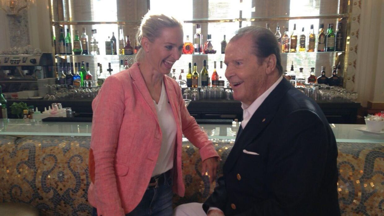 Roger Moore er død. På billedet ses Annette Heick og Roger Moore under optagelserne i Monaco tilbage i 2013. &nbsp;