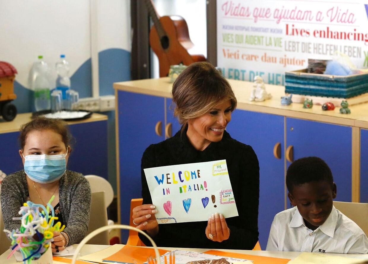 Børnene bød den amerikanske præsidentfrue velkommen på hospitalet.