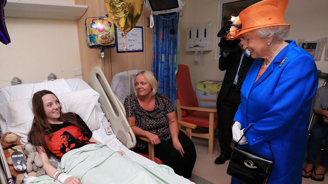 Dronning Elizabeth mødte nogle af ofrene for Manchester-angrebet i mandags. Her ses Millie Robson med sin Ariana Grande t-shirt.