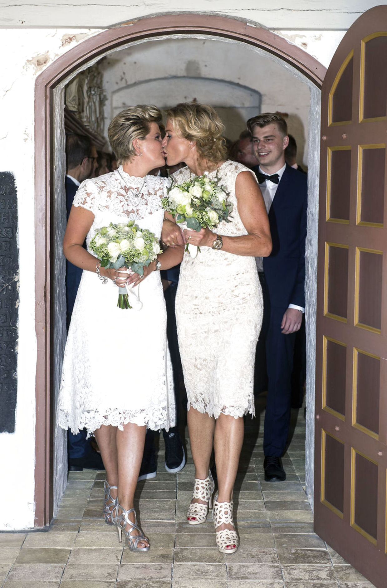 TV-lægen Charlotte Bøving (th) bliver gift med sin partner Pernille Lok i Ho Kirke i Blåvand lørdag d. 27. maj 2017. Parret har kendt hinanden gennem længere tid. (Foto: John Randeris/Scanpix 2017)