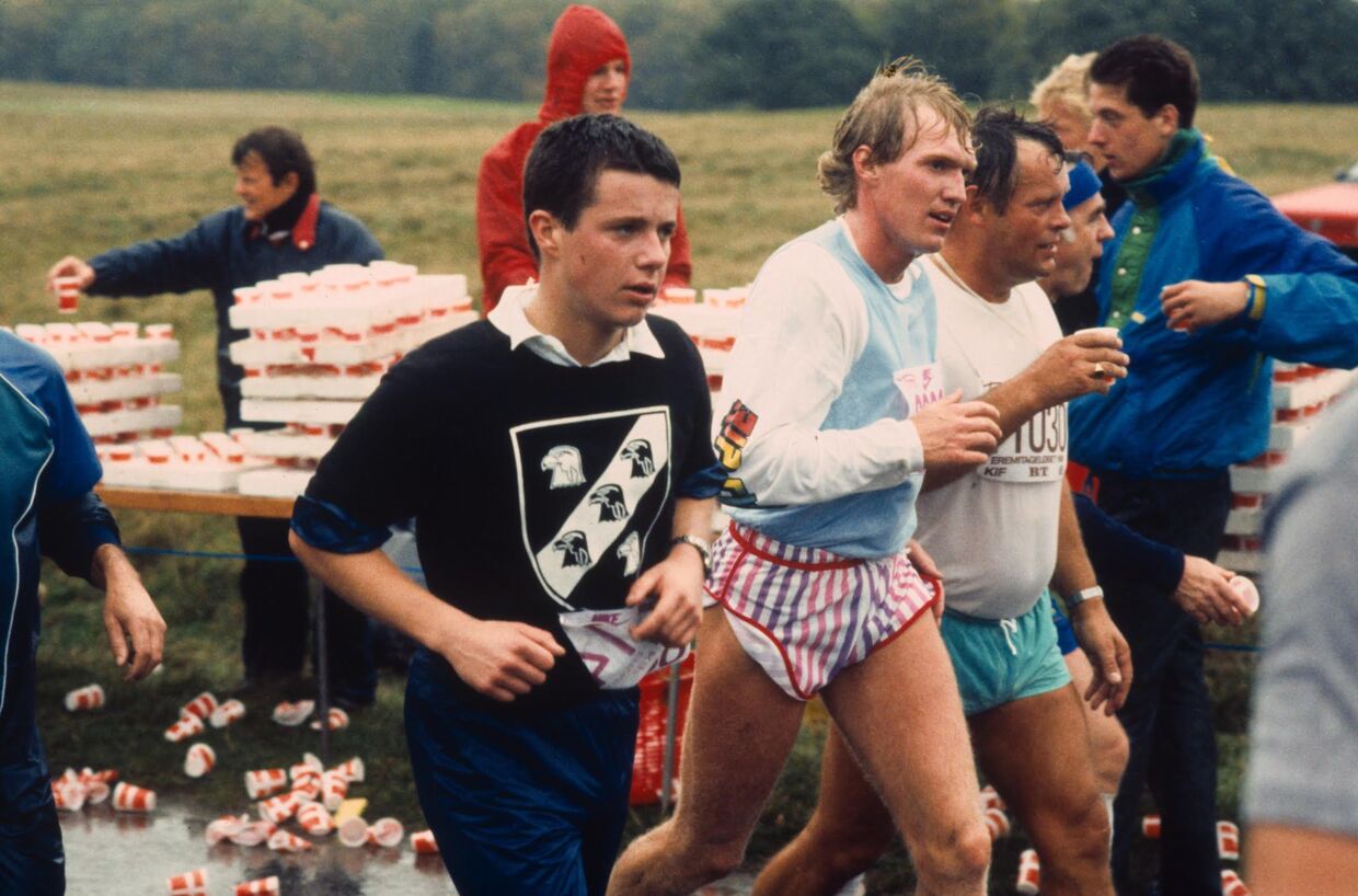 Kronprins Frederik deltager i sit første løb. Det var i Eremitageløbet i Dyrehaven i 1988
